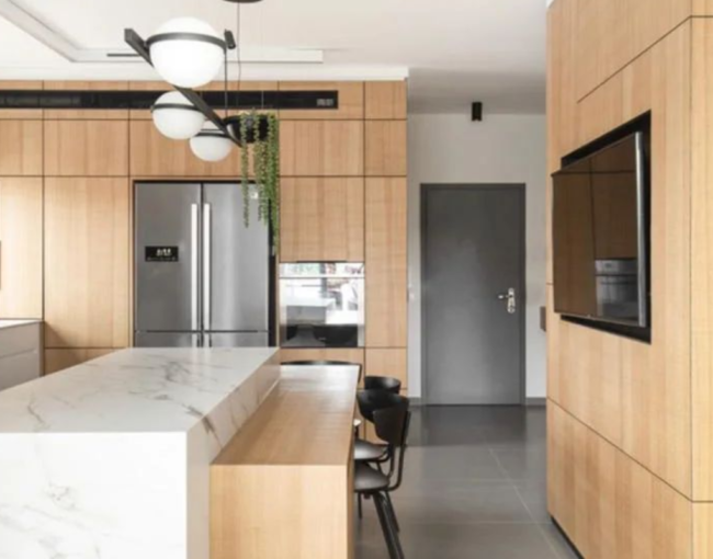 Benefits of Incorporating a Kitchen Island or Peninsula